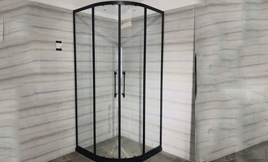 头次见卫生间不装淋浴房装这种，省钱实